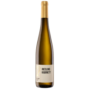 Flasche Riesling Kabinett vom Weingut Quint vor hellem Hintergrund