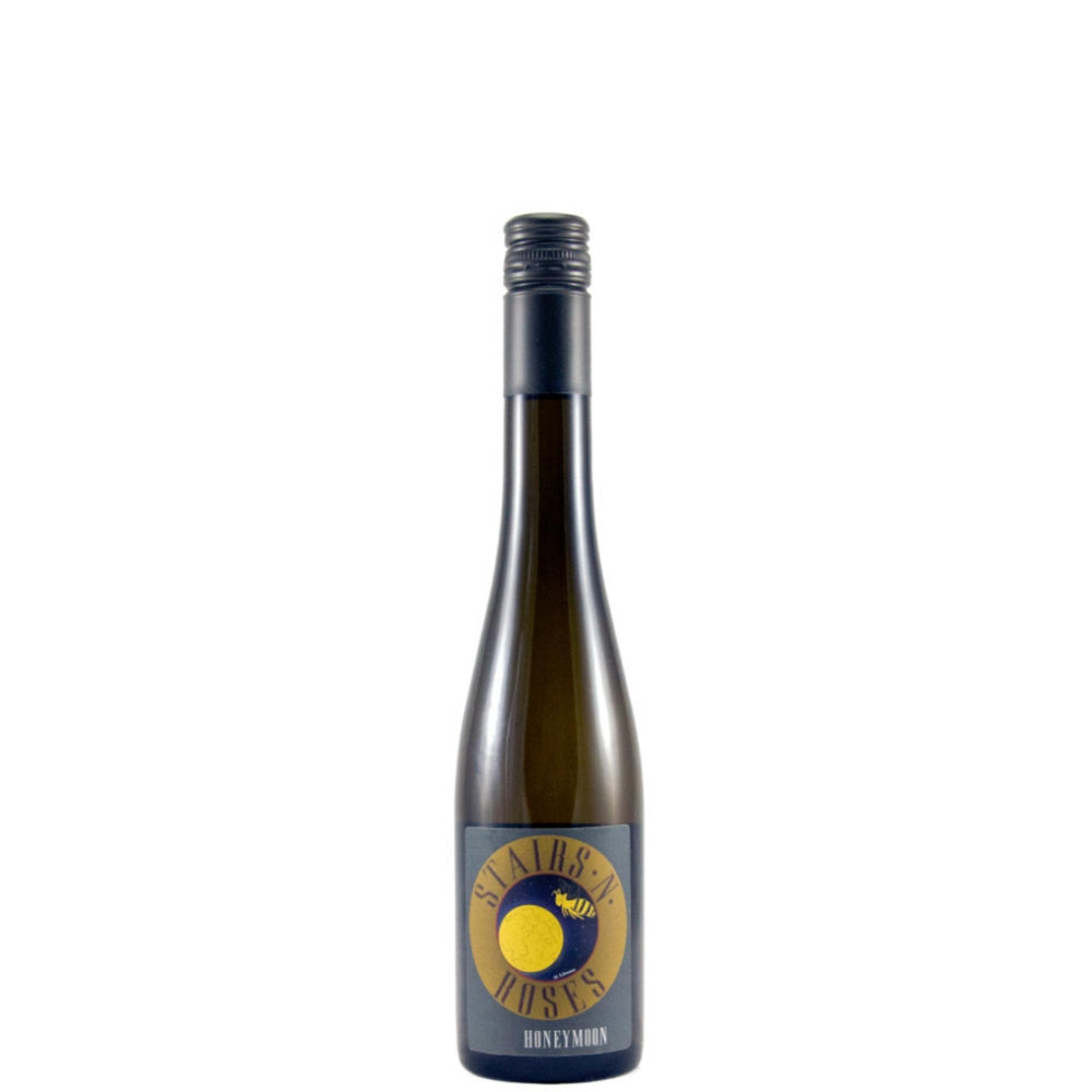 Flasche Honeymoon Edelsüßwein vom Weingut Stairs n Roses mit goldgelber Farbe