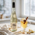 Winzer-Glühwein weiss „Ein Wintermärchen“ vom Weingut Quint in klarer Flasche mit schlichtem Etikett.
